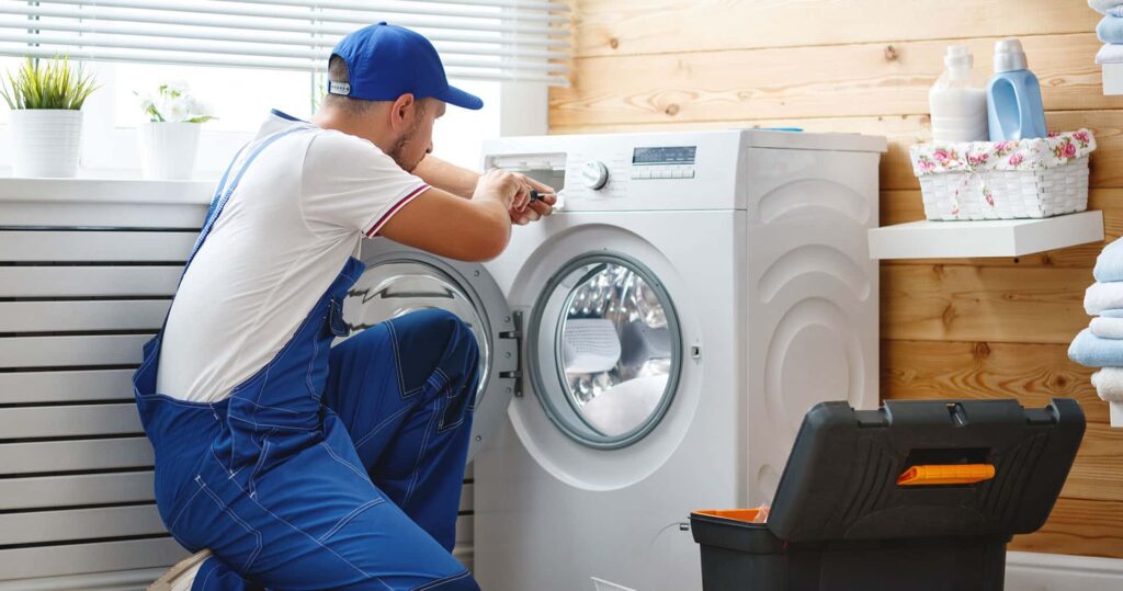 تعمیر ماشین لباسشویی در محل شما 4 Repair Man Fixing Washing Machine